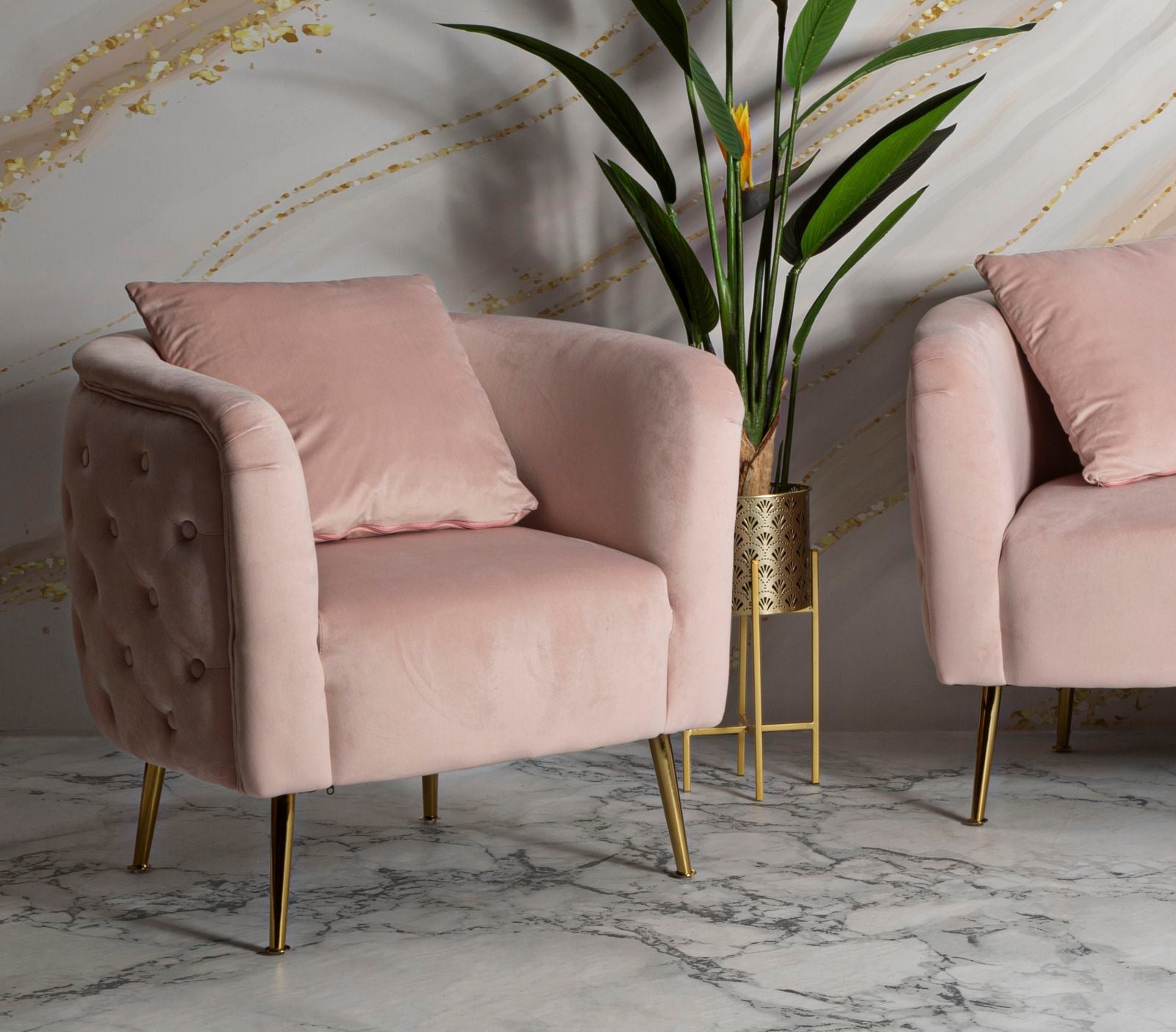 Poltrona "Bucarest" – Poltrona Estofada Rosa com Pernas Douradas e Almofada (76 x 74 x 73 cm)
