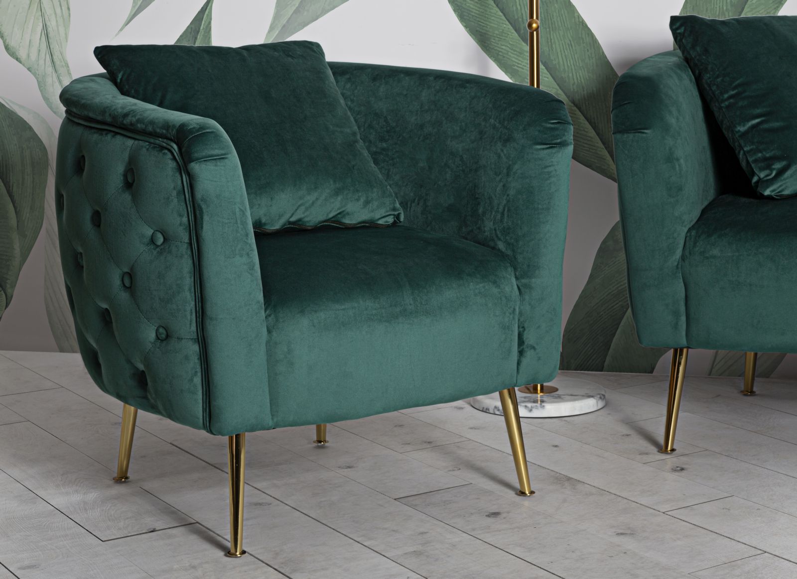 Poltrona "Bucarest" – Poltrona Estofada Verde com Pernas Douradas e Almofada (76 x 74 x 73 cm)