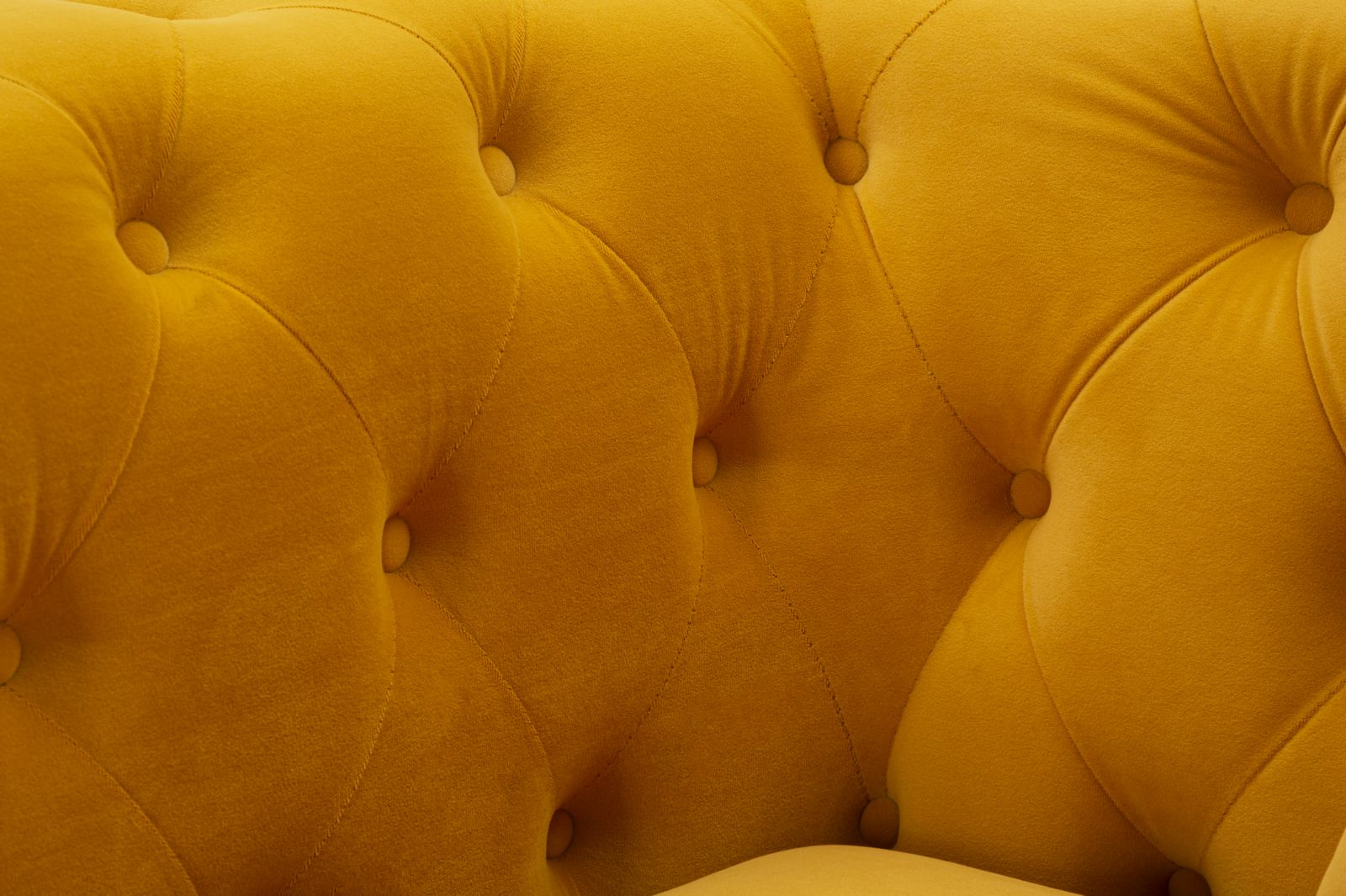 Poltrona Emy Mustard com Almofada - Madeira e Veludo Mostarda com Pernas Douradas - 104 cm x 83 cm x 76 cm