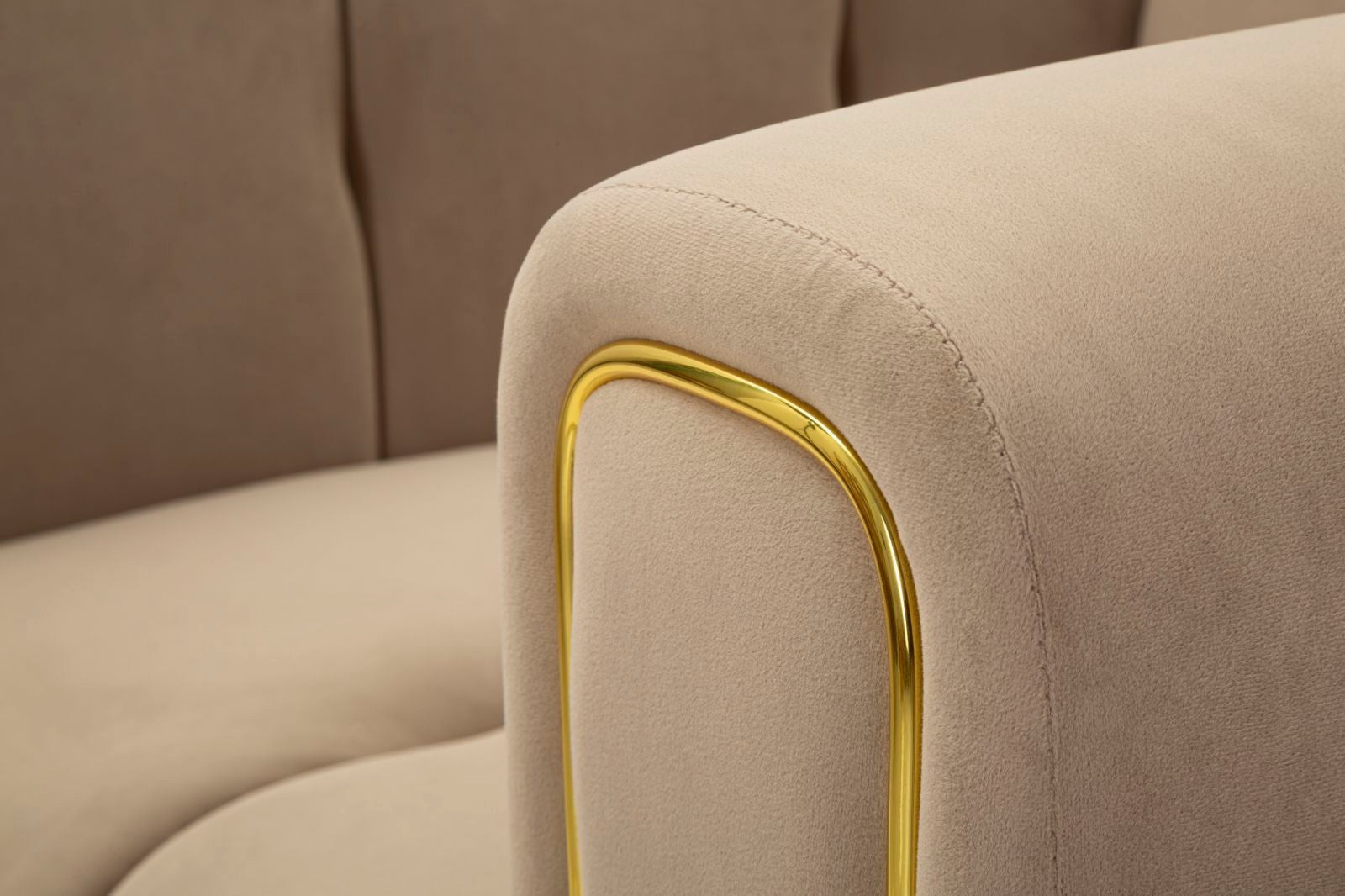 Poltrona Alma Grey com Almofada - Madeira e Veludo Cinza com Pernas Douradas - 97 cm x 81 cm x 71 cm
