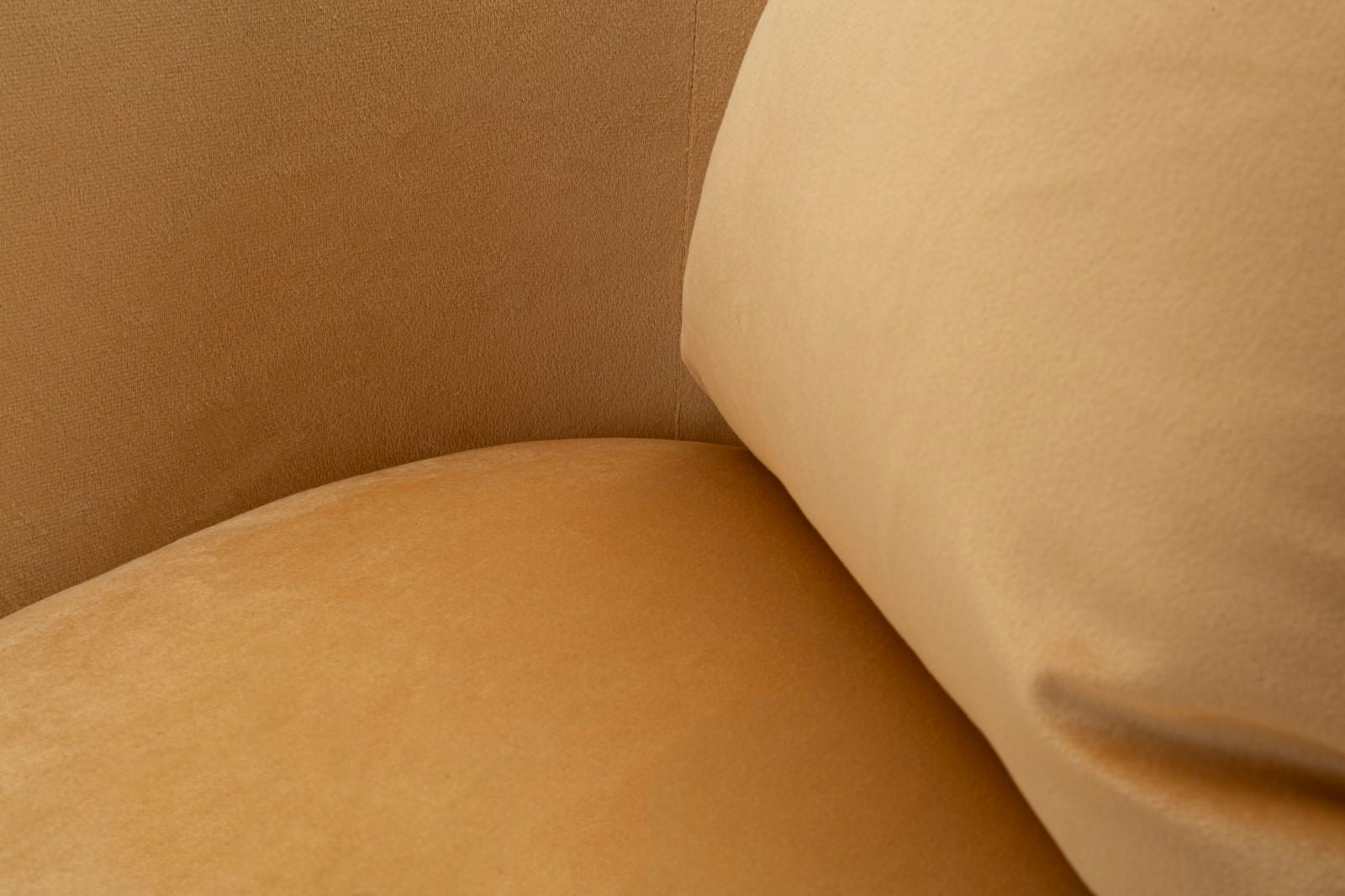 Poltrona Browy com Almofadas - Madeira e Couro Sintético Marrom com Pernas Pretas - 73 cm x 66 cm x 78 cm
