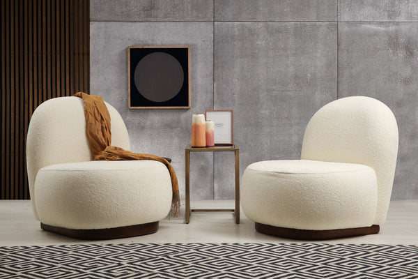 Poltrona de Asa "Luxe" - Bouclé Branco com Pernas em Nogueira - Design Moderno Escandinavo