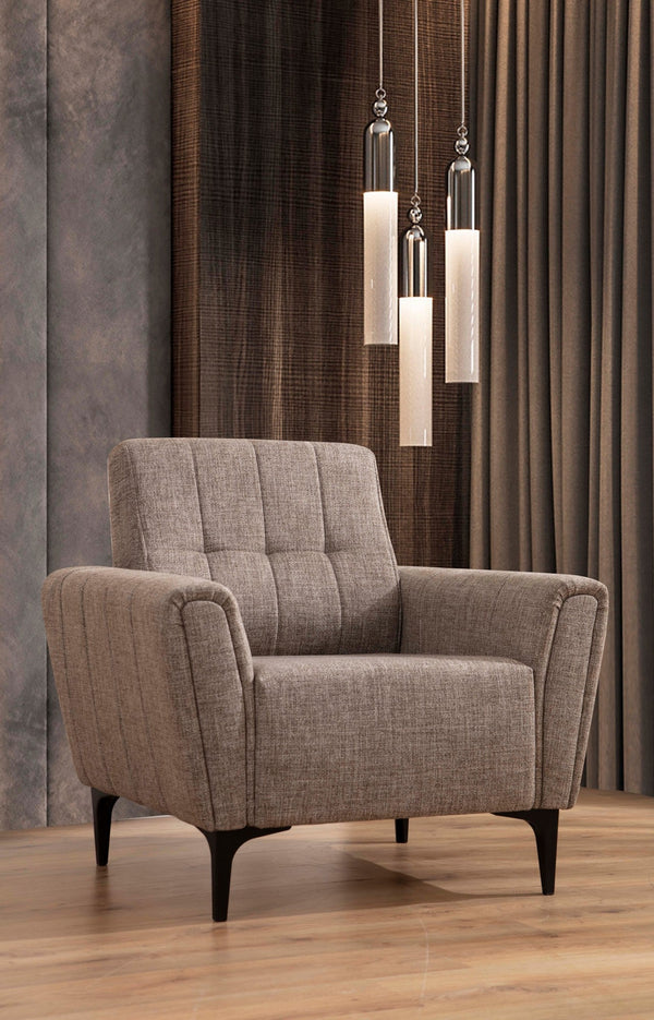 Poltrona “Sora” — 90x95x77 cm — Castanho Claro com Pernas Pretas, Espuma DNS e Estrutura em Faia