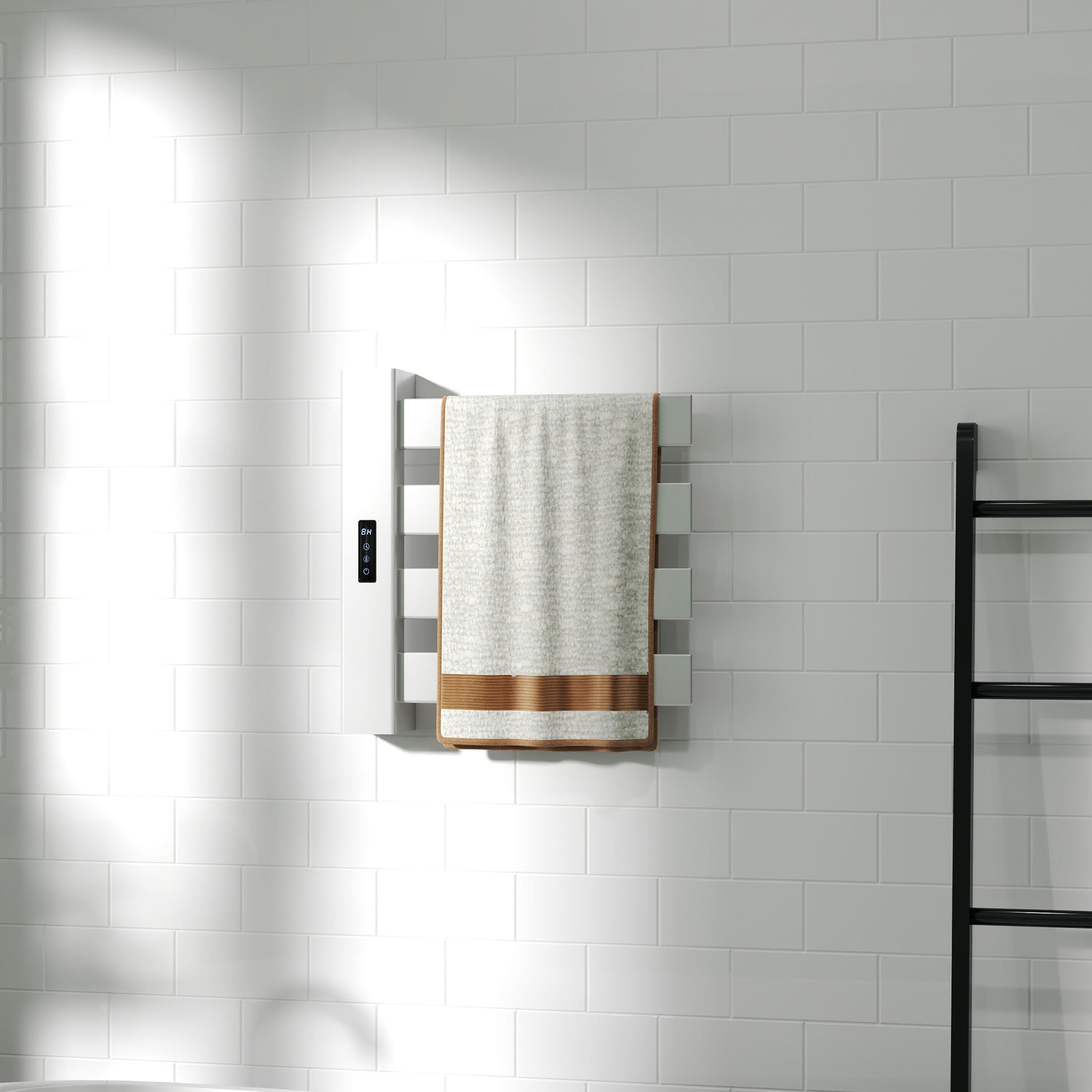 Toalheiro Elétrico de Parede 130W Toalheiro Elétrico em Liga de Alumínio com Control WIFI Ecrã Tátil Temporizador 4 Barras Temperatura Ajustável Baixo Consumo IPX4 47,5x9,5x49 cm Branco