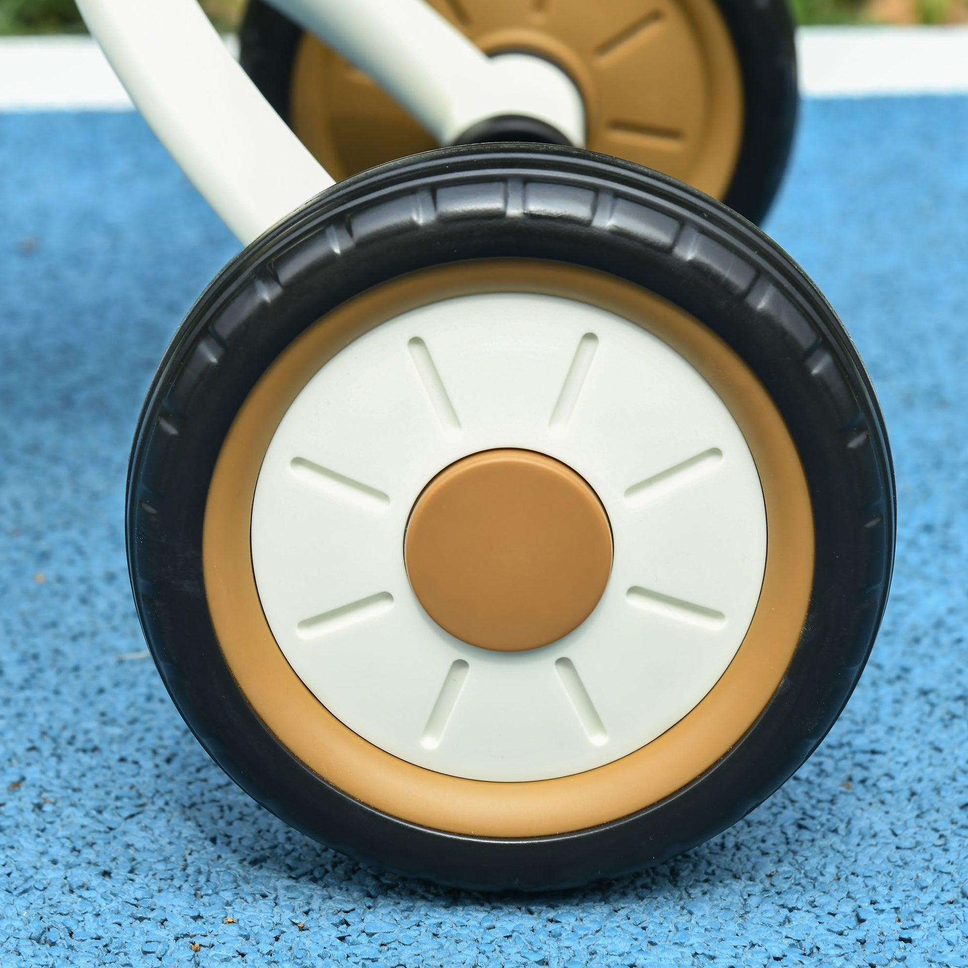 AIYAPLAY Triciclo para Crianças de 2 a 5 anos Triciclo Infantil com Assento Ajustável Cesta Buzina e Pedais e 3 Rodas Carga Máxima 25 kg 70,5x53x58 cm Bege e Marrom