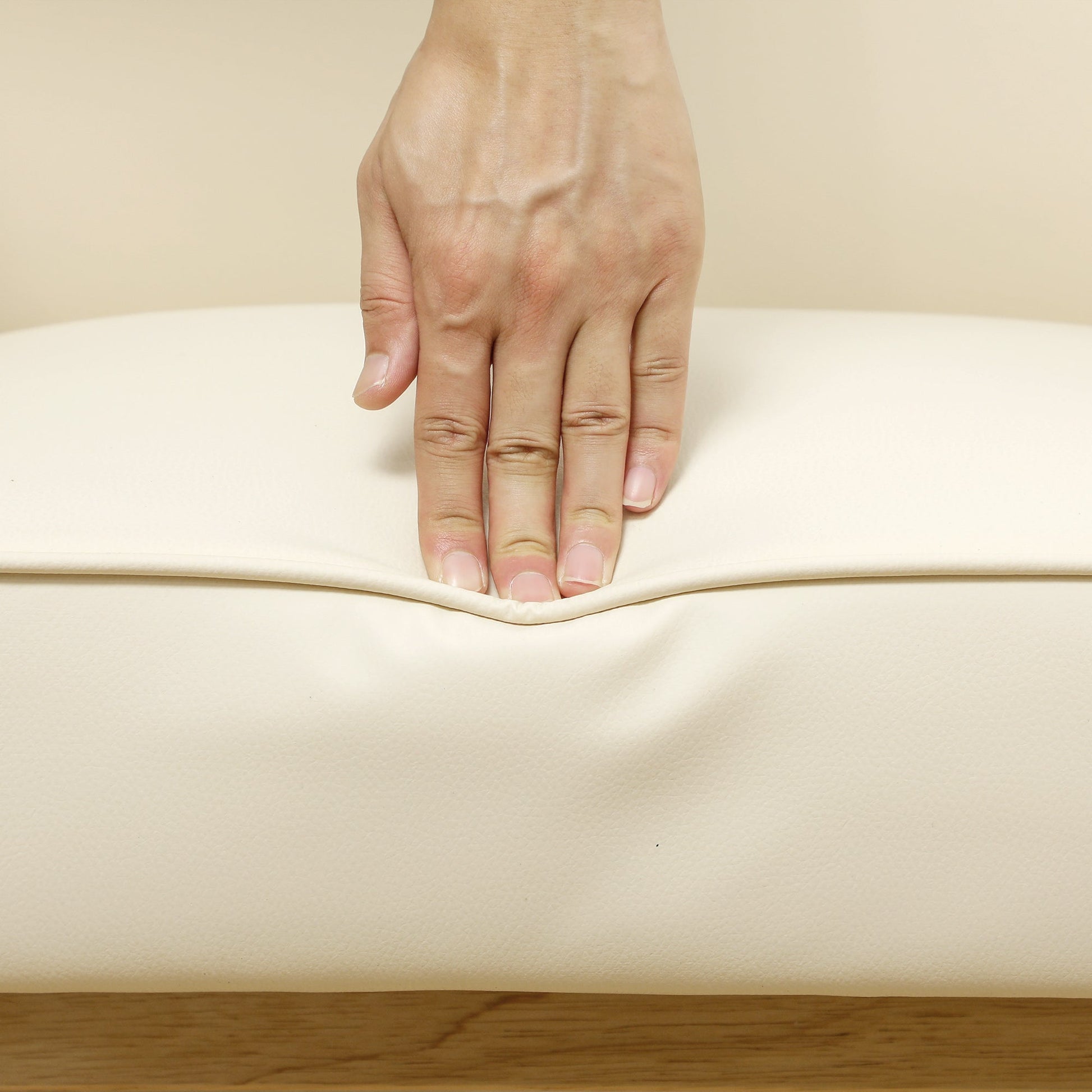 Poltrona Sala de Estar Poltrona Nórdica Poltrona Estofada em PU com Apoio para os Braços e Estrutura de Madeira de Borracha para Dormitório Carga 120 kg 73x70x80 cm Creme