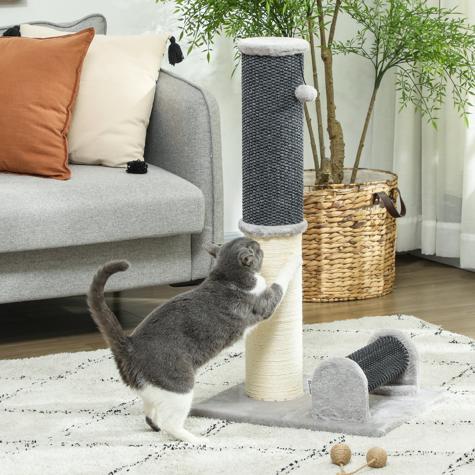 PawHut Arranhador para Gatos 85 cm Arranhador para Gatos com Poste de Sisal Escova de Auto Higiene e Bola Suspensa Cinza e Creme
