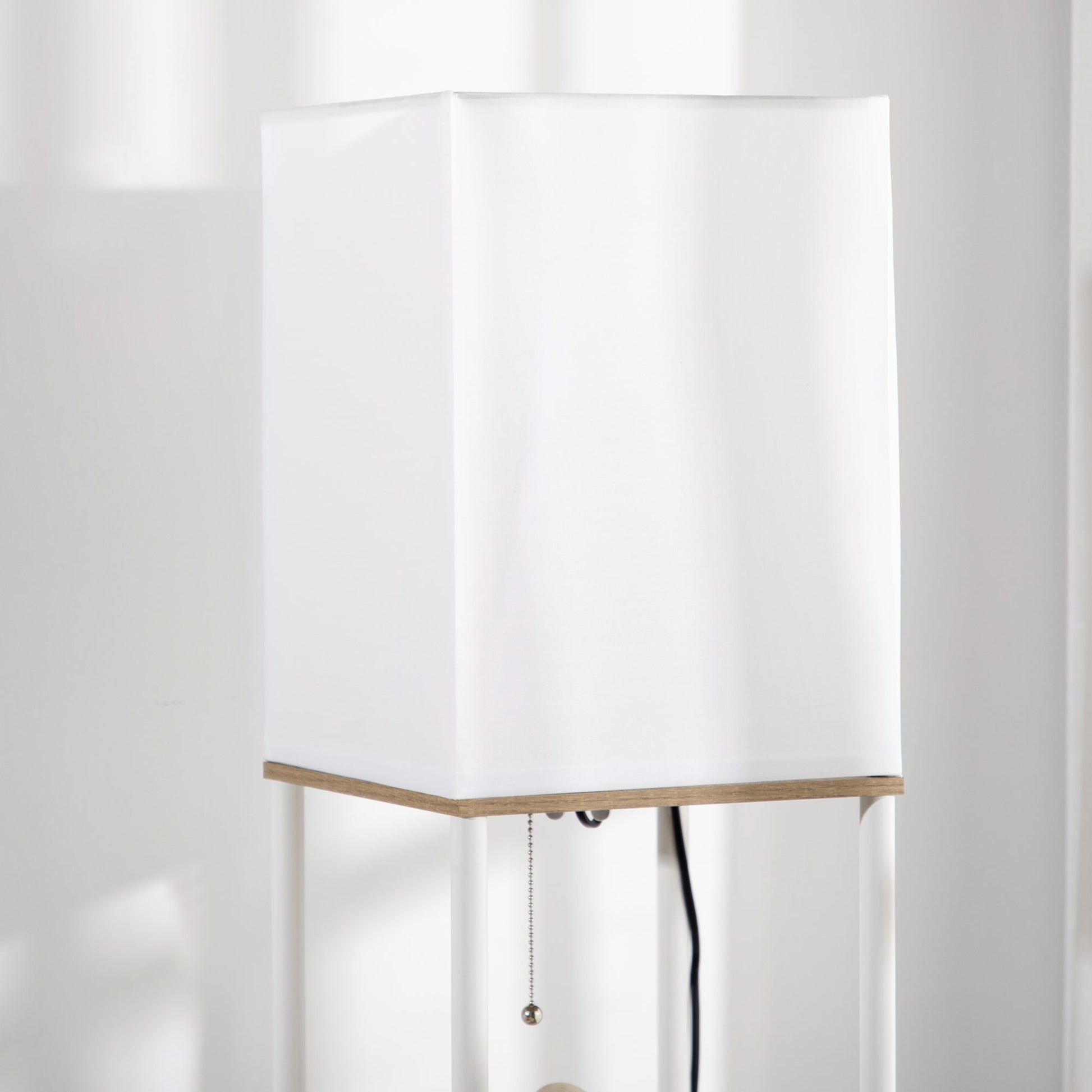 Candeeiro de Pé Moderno com Prateleiras Candeeiro de Pé para Sala de Estar Lâmpada E27 Máx. 40W com Ecrã de Tecido e Interruptor de Pé para Dormitório Escritório 26x26x159cm Branco e Madeira
