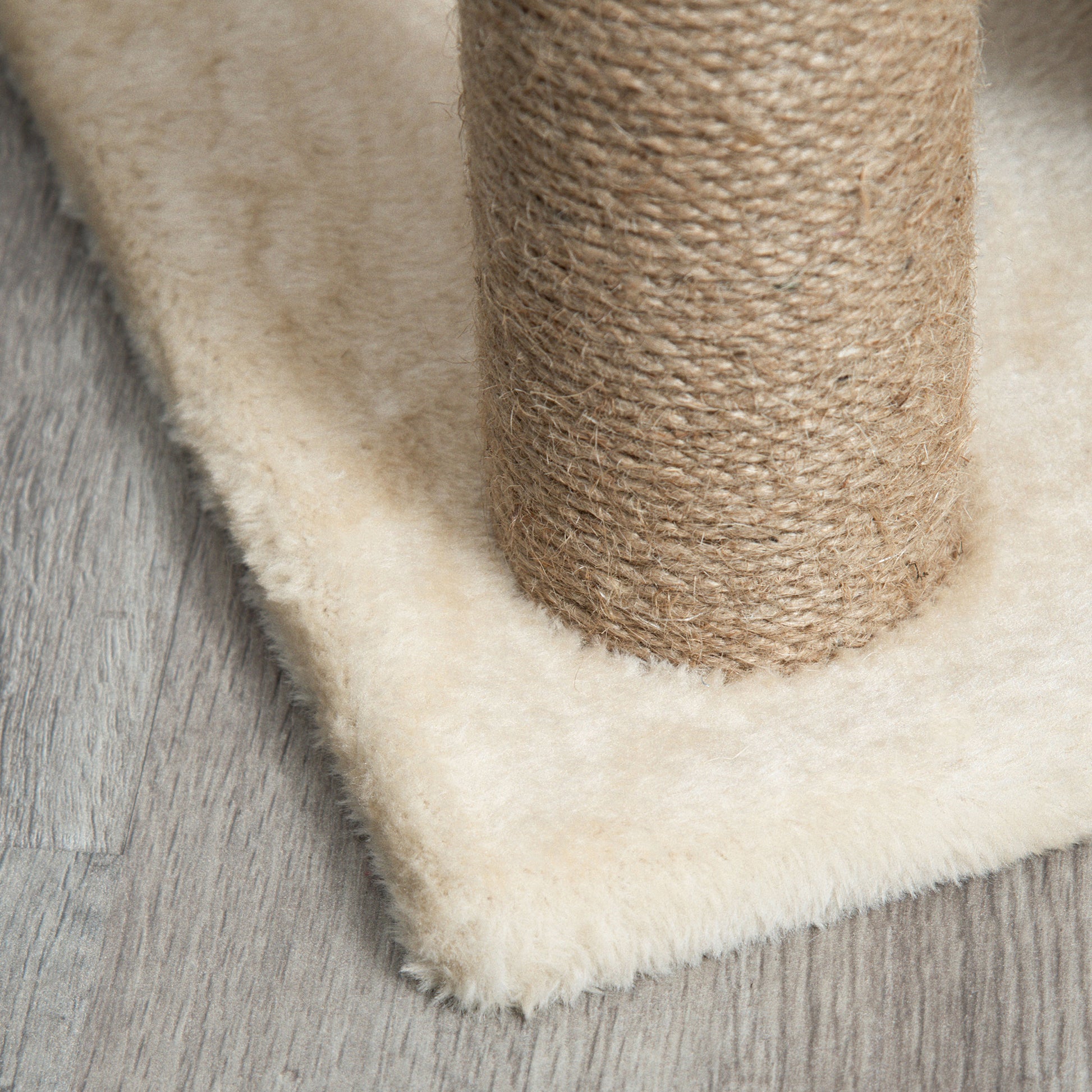 PawHut Arrador para Gatos Arranhador para Gatos Altura 76 cm com 4 Postes de Arranhar Cama Plataforma em U Almofada para Arranhar Bolas Suspensas Bege e Castanho Claro