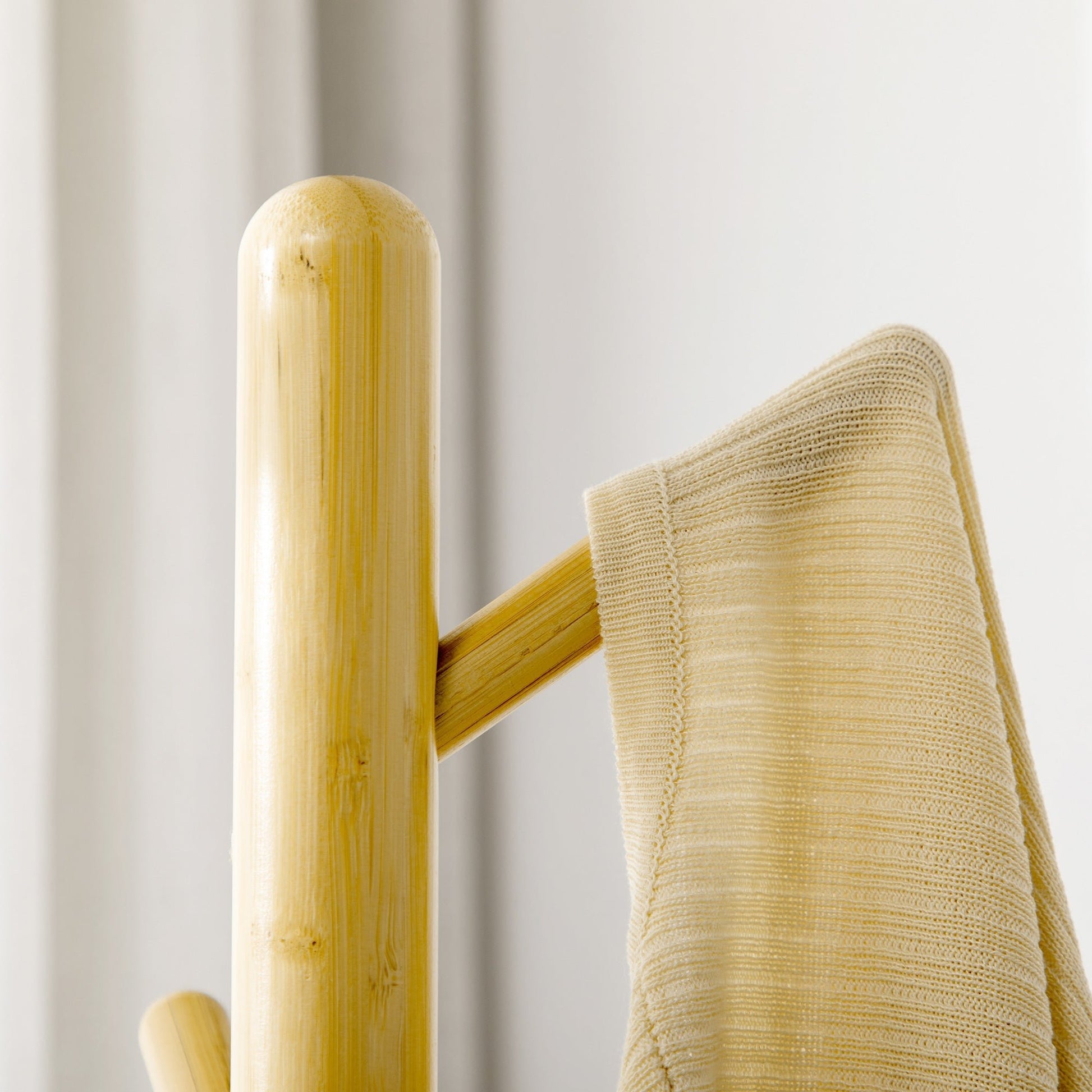 Cabide de Pé de Bambu Cabide de Pé Moderno com 8 Ganchos para Roupas Bolsas Cabide em Forma de Árvore para Entrada Dormitório Ø37,8x175,6 cm Madeira e Branco - A minha loja