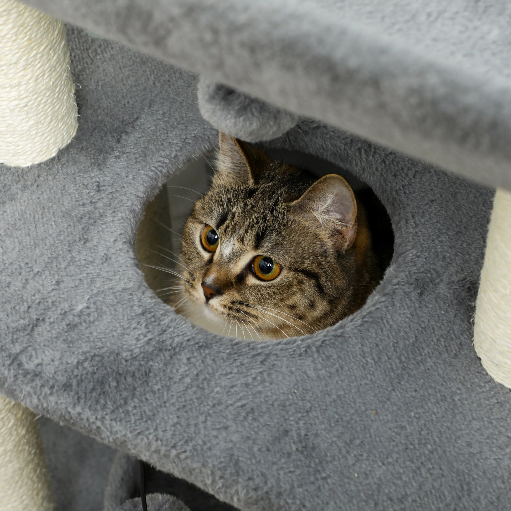 PawHut Arrador para Gatos Arranhador para Gatos Altura 76 cm com 4 Postes de Arranhar Cama Plataforma em U Almofada para Arranhar Bolas Suspensas Cinzento