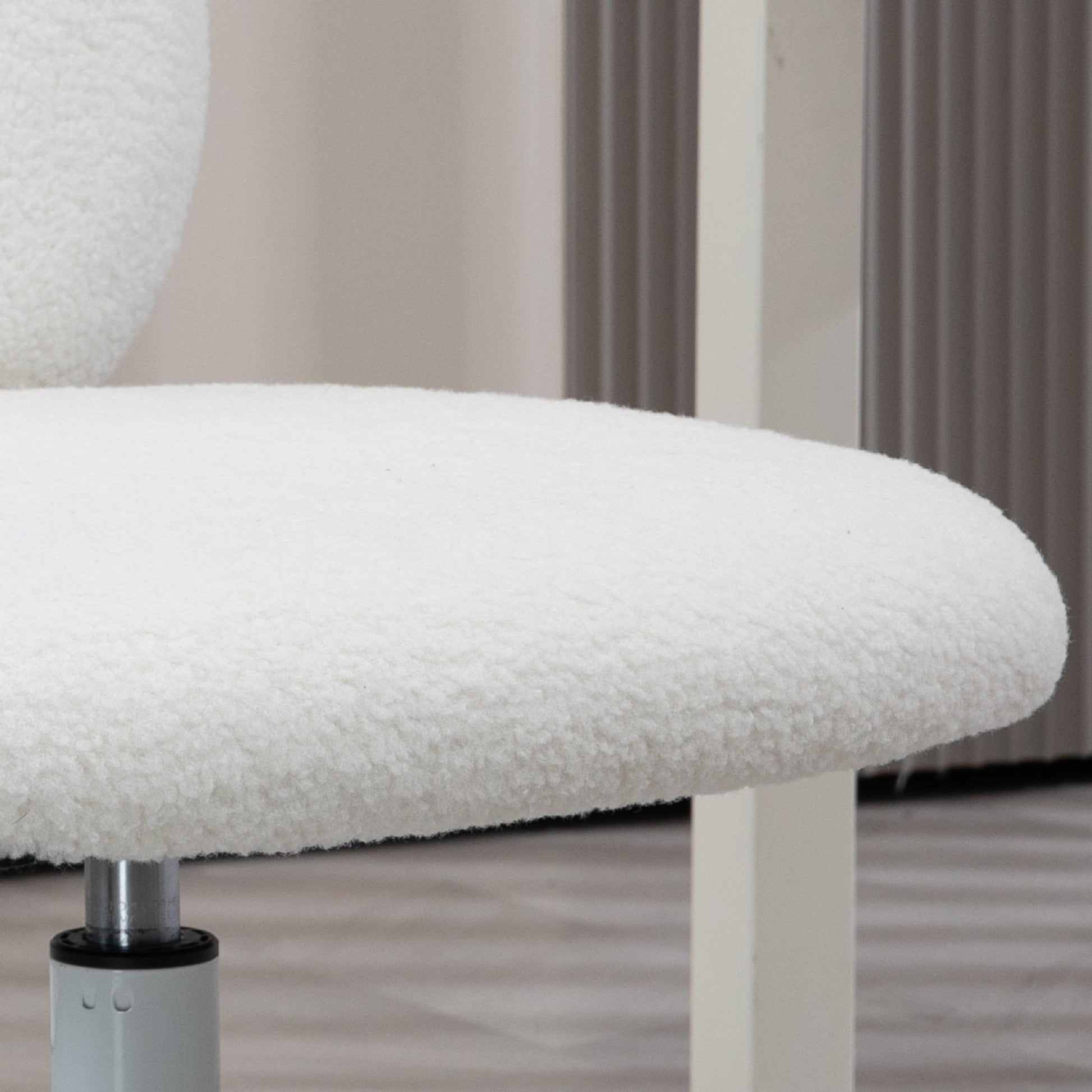 Cadeira de Secretária em Borrego Cadeira Infantil Giratória com Assento Ajustável em Altura e Encosto em Forma de Urso Capacidade 120 kg 50x56x80-90 cm Branco
