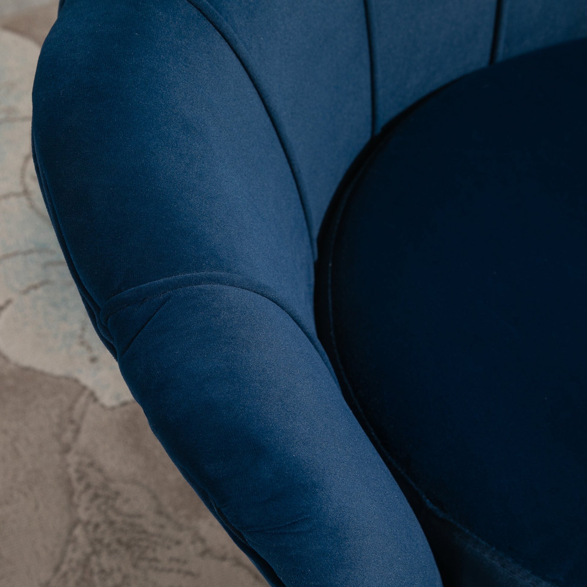 Poltrona de Sala Estofada em Veludo Poltrona para Quarto com Encosto em Forma de Concha e Pernas Douradas para Sala de Jantar 76x67x74 cm Azul