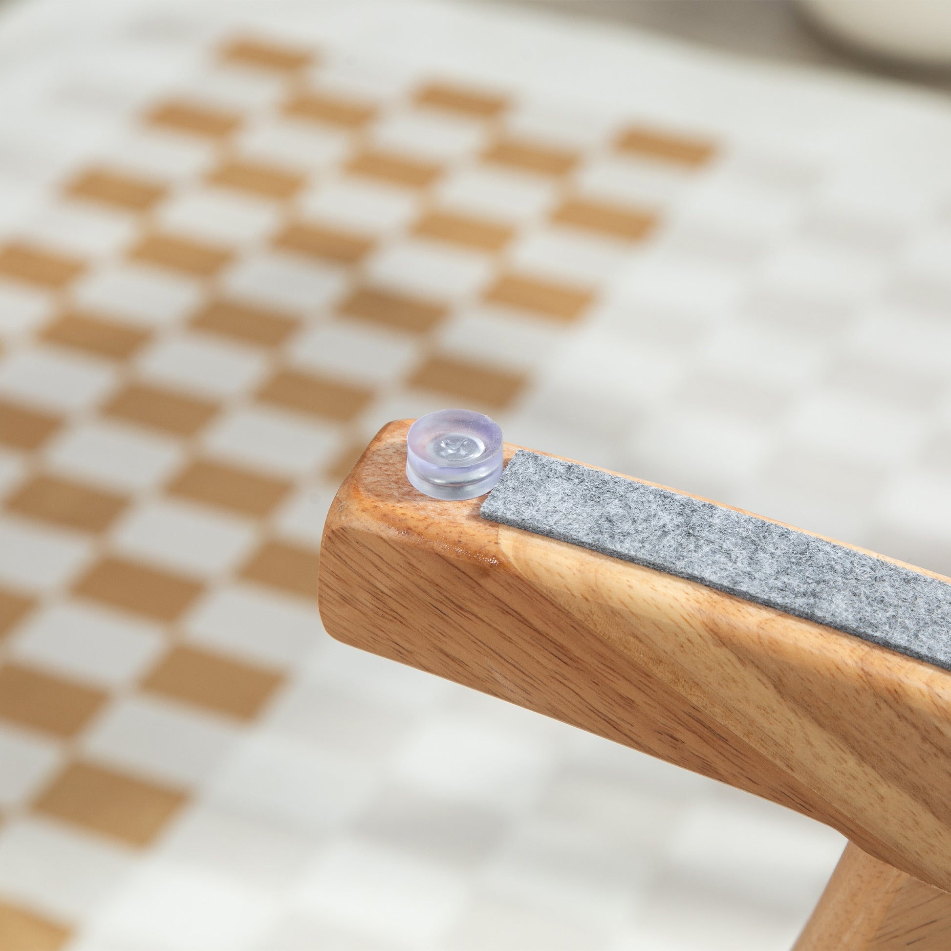 Poltrona Baloiço Estofada em Linho Poltrona Baloiço com Pés de Madeira de Borracha e Apoio para os Braços para Sala de Estar Dormitório Carga 150 kg 65x87x94,5 cm Cinza