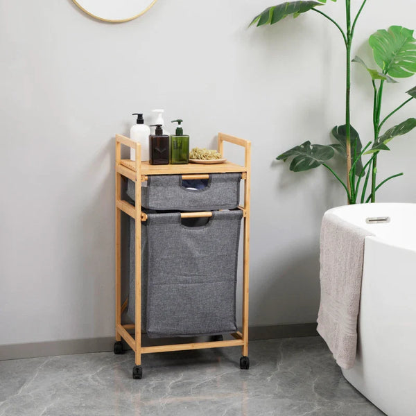 Cesto de Roupa Suja de Bambu Cesto de Roupa com 2 Bolsas de Tecido Amovíveis Prateleira Aberta 2 Alças Laterais 4 Rodas 42x35x84,5cm Cinza e Madeira